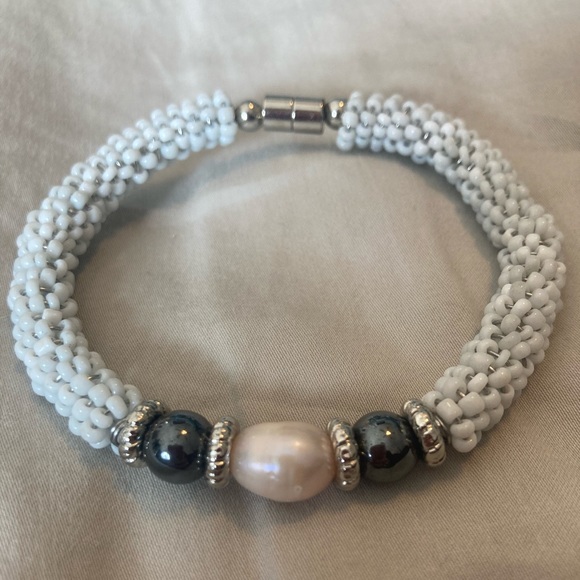 handmade Jewelry - Gorgeous magnetic Pearl bead bracelet